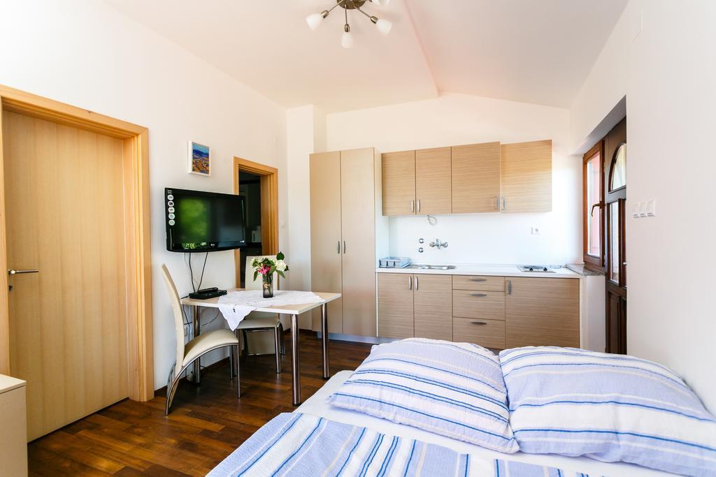 Apartments Josip Pinezići Quarto foto